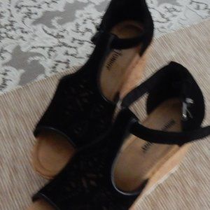 Minnetonka 3" black wedges sz.9